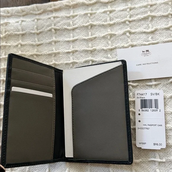 Coach Passport Case NWT - Picture 2 of 6